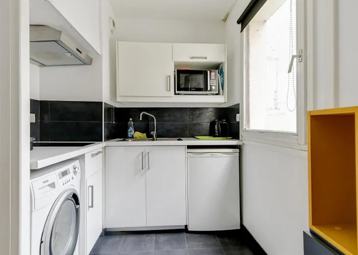 Quiet Between Train Stations And The Opera. Holiday home