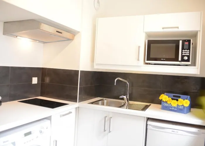 Quiet Between Train Stations And The Opera. بيت للعطل